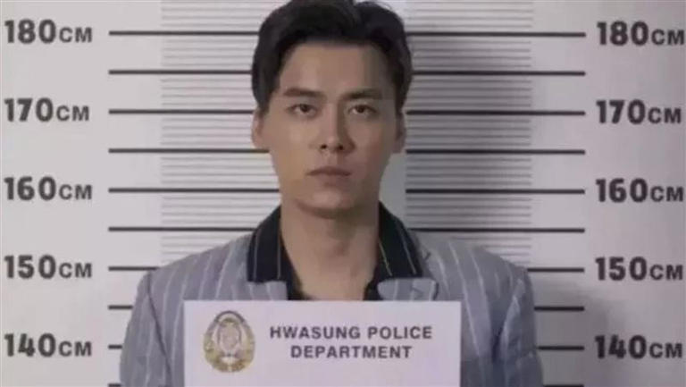 李易峰曾在劇中被拘留,戲如人生目前也因嫖娼遭拘。(圖/翻攝自網路) 李易峰曾在劇中被拘留,戲如人生目前也因嫖娼遭拘。(圖/翻攝自網路)