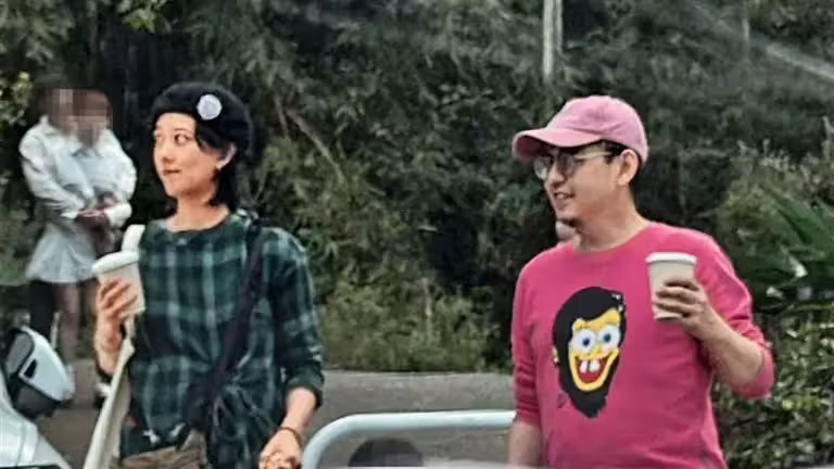 黃子佼日前被拍到與妻女現身新北喝咖啡,一家三口和樂融融。(圖/鏡週刊提供) 黃子佼日前被拍到與妻女現身新北喝咖啡,一家三口和樂融融。(圖/鏡週刊提供)