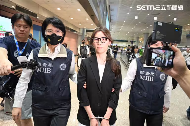 貴婦奈奈依法執行逮捕,並將她上銬、搜索後移送,帶回台北地檢署歸案。(圖/記者鄭孟晃攝影) 貴婦奈奈依法執行逮捕,並將她上銬、搜索後移送,帶回台北地檢署歸案。(圖/記者鄭孟晃攝影)
