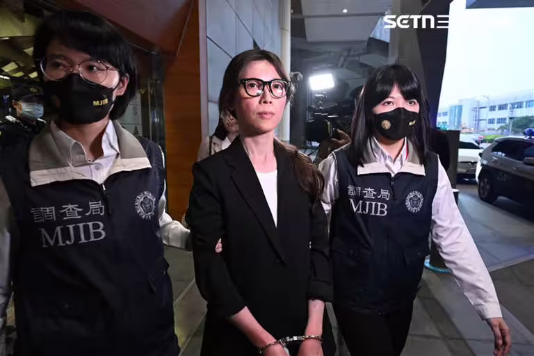 貴婦奈奈依法執行逮捕,並將她上銬、搜索後移送,帶回台北地檢署歸案。(圖/記者鄭孟晃攝影) 貴婦奈奈依法執行逮捕,並將她上銬、搜索後移送,帶回台北地檢署歸案。(圖/記者鄭孟晃攝影)
