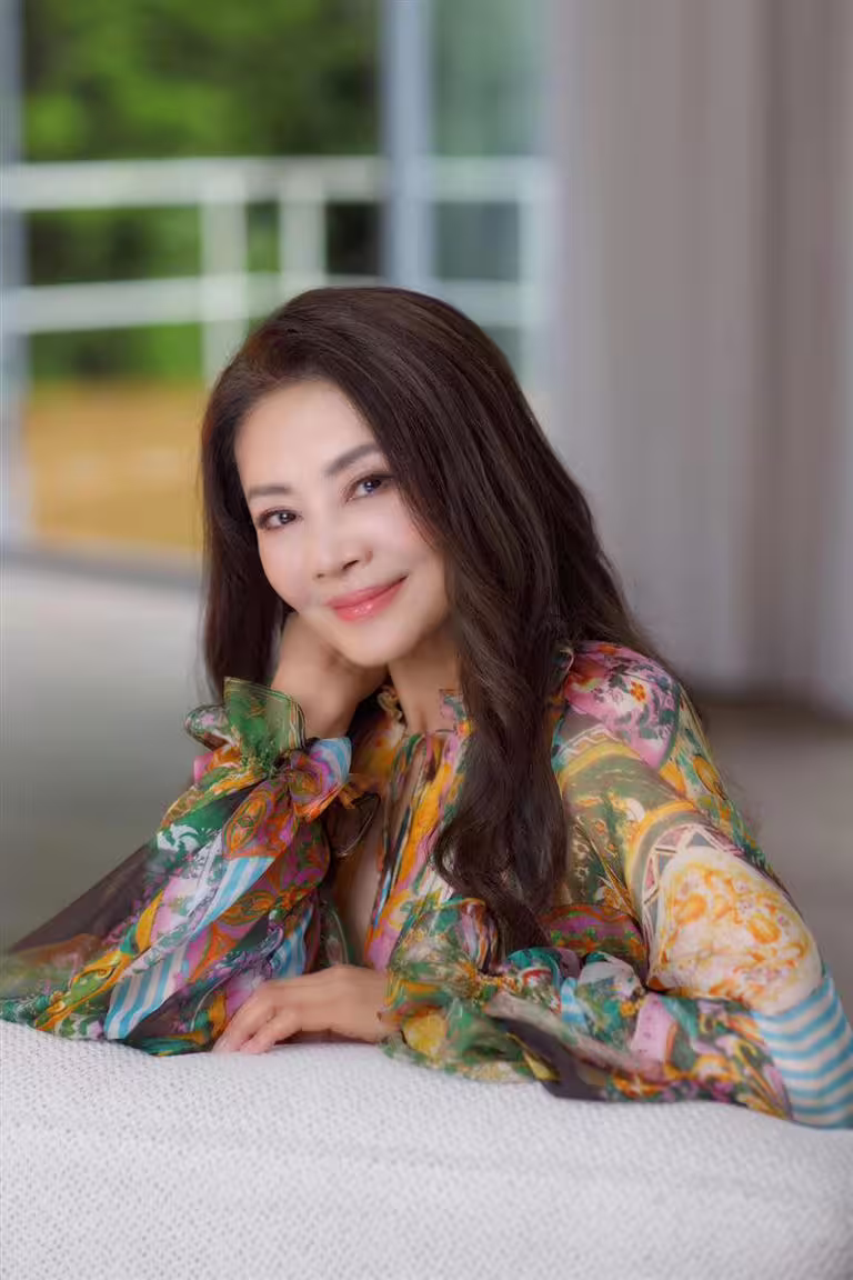 「美魔女歌手」Rita睽違2年即將推出新專輯，今（1）日搶先推出歌曲〈打勾勾〉。（圖／艾迪昇提供）