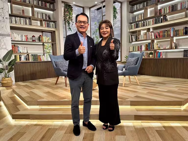王彩樺(右)接受訪問。(三立提供) 王彩樺(右)接受訪問。(三立提供)