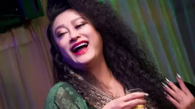 ▲原住民歌手巴大雄近日推出新曲〈舅媽〉,MV中請來知名歌手紀曉君(如圖)扮演酒店坐檯小姐,YouTuber阿翰下海陪酒的畫面也曝光。(圖/巴大雄 臉書) ▲原住民歌手巴大雄近日推出新曲〈舅媽〉,MV中請來知名歌手紀曉君(如圖)扮演酒店坐檯小姐,YouTuber阿翰下海陪酒的畫面也曝光。(圖/巴大雄 臉書)