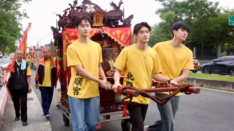 毛祁生(左起)、朴靖恆、徐瑋澤遶境祈福。(圖/海王天璽提供) 毛祁生(左起)、朴靖恆、徐瑋澤遶境祈福。(圖/海王天璽提供)