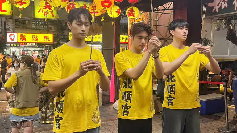 毛祁生(左起)、朴靖恆、徐瑋澤求神保佑。(圖/海王天璽提供) 毛祁生(左起)、朴靖恆、徐瑋澤求神保佑。(圖/海王天璽提供)