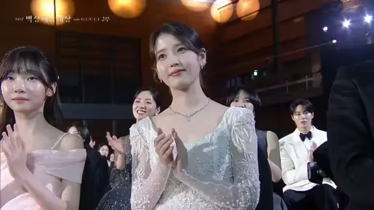 ▲IU雖然沒有拿獎,但仍給予金泰梨熱烈的掌聲。(圖/NAVER TV) ▲IU雖然沒有拿獎,但仍給予金泰梨熱烈的掌聲。(圖/NAVER TV)