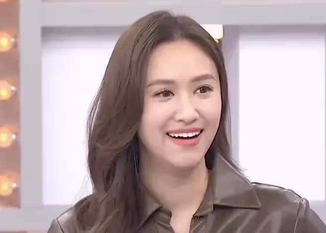 ▲女星吳姍儒前陣子因轉賣廠商送的公關品引起爭議,沒想到在錄影時竟然被來賓調侃,「有氣泡水喝嗎?」而她也以開玩笑的方式回應,「早就賣掉了啦」。(圖/ebcdeegirlstalk IG) ▲女星吳姍儒前陣子因轉賣廠商送的公關品引起爭議,沒想到在錄影時竟然被來賓調侃,「有氣泡水喝嗎?」而她也以開玩笑的方式回應,「早就賣掉了啦」。(圖/ebcdeegirlstalk IG)