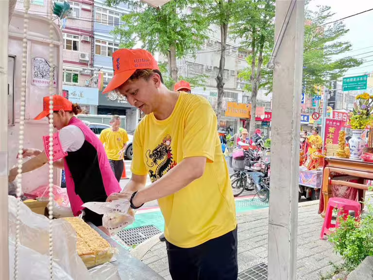 陳顯政在台中發古早味蛋糕給白沙屯媽祖香燈腳。(林淑娟攝) 陳顯政在台中發古早味蛋糕給白沙屯媽祖香燈腳。(林淑娟攝)