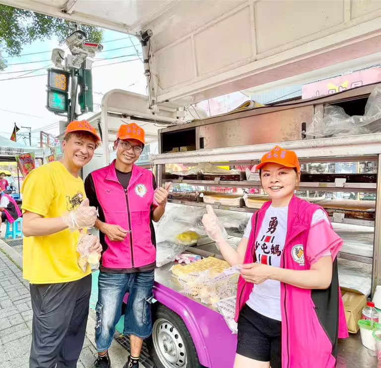 陳顯政(左起)與老婆(右)林鈺菁及好友、「御上品」古早味蛋糕老闆張朝林一起發放古早味蛋糕給香燈腳。(林淑娟攝) 陳顯政(左起)與老婆(右)林鈺菁及好友、「御上品」古早味蛋糕老闆張朝林一起發放古早味蛋糕給香燈腳。(林淑娟攝)