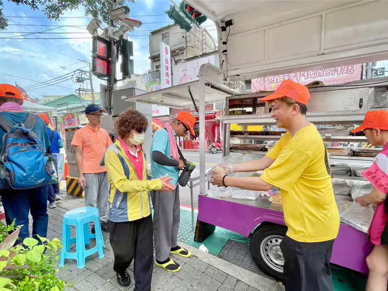 陳顯政在台中發古早味蛋糕給白沙屯媽祖香燈腳。(林淑娟攝) 陳顯政在台中發古早味蛋糕給白沙屯媽祖香燈腳。(林淑娟攝)