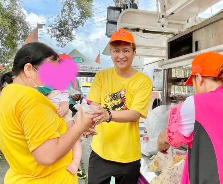 陳顯政在台中發古早味蛋糕給白沙屯媽祖香燈腳。(林淑娟攝) 陳顯政在台中發古早味蛋糕給白沙屯媽祖香燈腳。(林淑娟攝)
