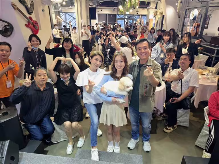 檢場、李翊君、王敏淳一家人同框。(圖/TVBS提供) 檢場、李翊君、王敏淳一家人同框。(圖/TVBS提供)