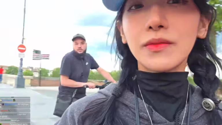 企鵝妹在法國街頭被怪男襲擊、辱罵。(圖/翻攝自twitch) 企鵝妹在法國街頭被怪男襲擊、辱罵。(圖/翻攝自twitch)