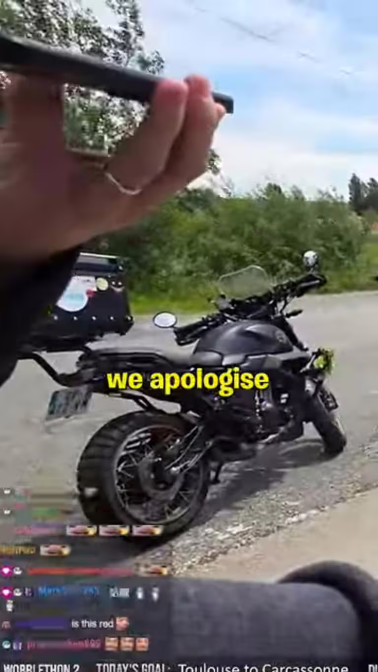 事發後有民眾特地騎車來找企鵝妹,並用翻譯軟體向她表達歉意。(圖/翻攝自twitch) 事發後有民眾特地騎車來找企鵝妹,並用翻譯軟體向她表達歉意。(圖/翻攝自twitch)
