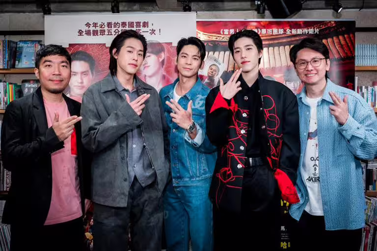 林柏宏(中)驚喜探班,左起導演、男主角Billkin、PP Krit、監製。(圖/金盞花大影業提供) 林柏宏(中)驚喜探班,左起導演、男主角Billkin、PP Krit、監製。(圖/金盞花大影業提供)