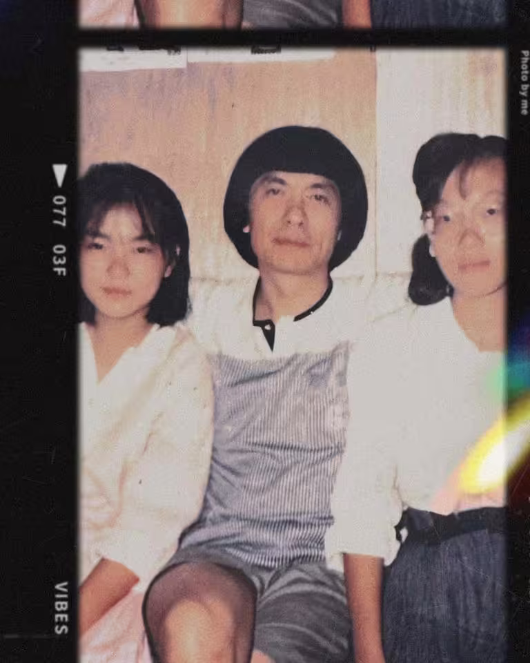 謝金燕曬出30多年前的舊照,當時她才13歲,爸爸豬哥亮才41歲。(圖/攝自謝金燕IG) 謝金燕曬出30多年前的舊照,當時她才13歲,爸爸豬哥亮才41歲。(圖/攝自謝金燕IG)