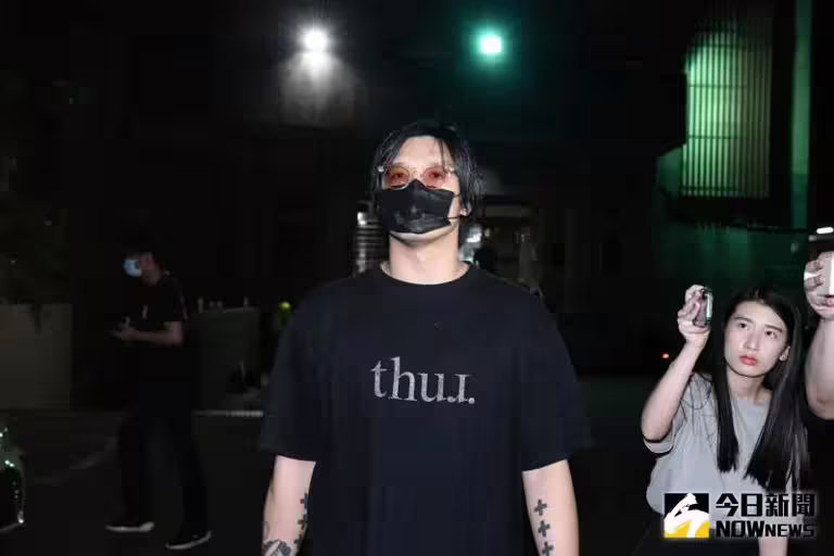 ▲李銓14日晚間交保後帶著口罩離開地檢署。(圖/記者林柏年攝) ▲李銓14日晚間交保後帶著口罩離開地檢署。(圖/記者林柏年攝)