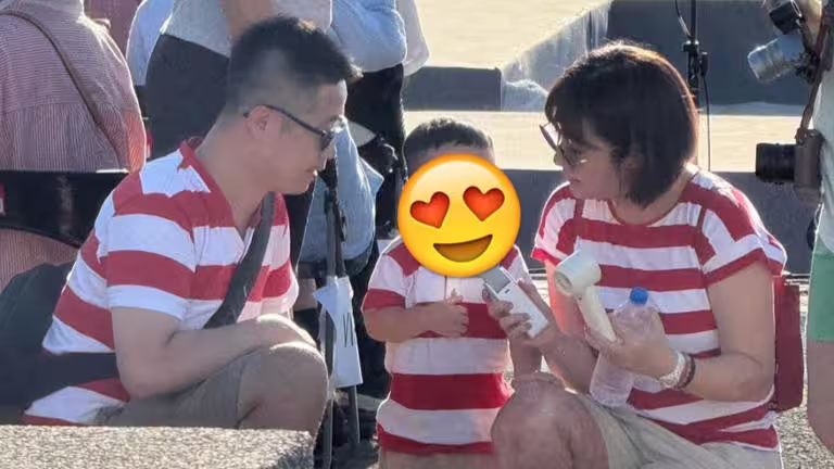Selina和小徐帶兒子欣賞演唱會。(圖/歌迷提供) Selina和小徐帶兒子欣賞演唱會。(圖/歌迷提供)