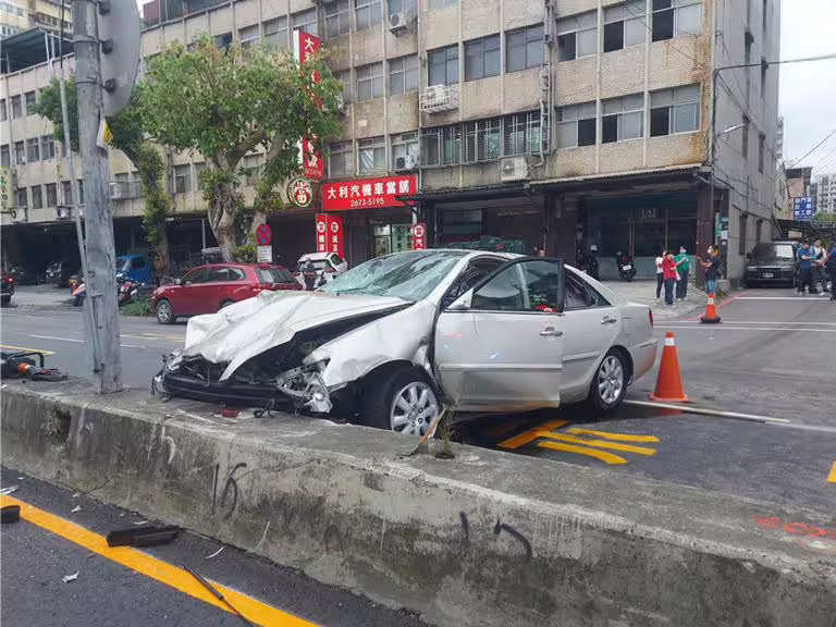 三峽北大國小前5月19日發生重大車禍,肇事余姓老翁駕駛的轎車車頭嚴重損毀。(張鎧乙攝) 三峽北大國小前5月19日發生重大車禍,肇事余姓老翁駕駛的轎車車頭嚴重損毀。(張鎧乙攝)