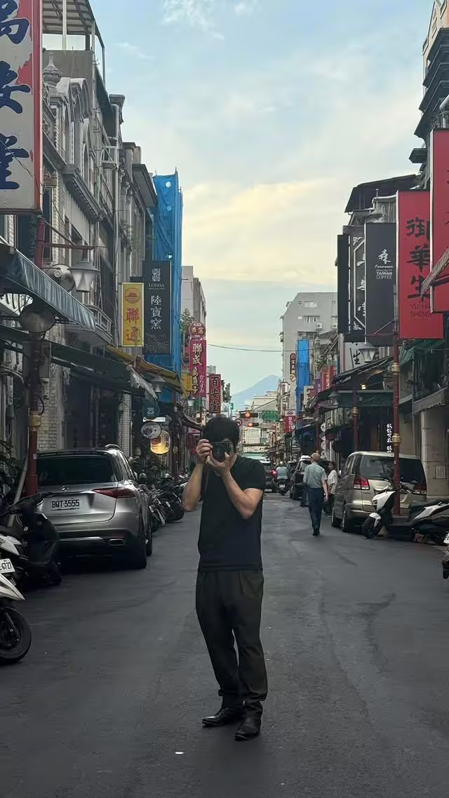 愛好攝影的藤卷亮太這次也帶了相機來拍照。(圖 / 翻攝自藤卷亮太IG) 愛好攝影的藤卷亮太這次也帶了相機來拍照。(圖 / 翻攝自藤卷亮太IG)