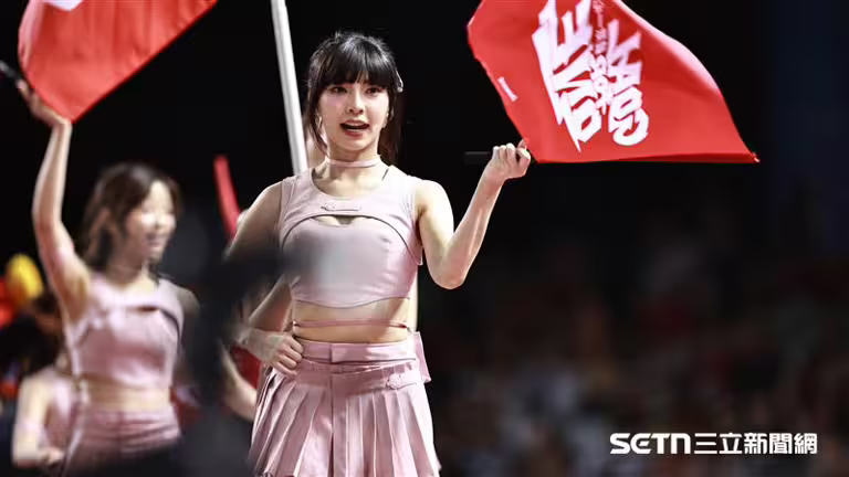 小龍女霖霖現身應援。(圖/記者劉彥池攝影) 小龍女霖霖現身應援。(圖/記者劉彥池攝影)