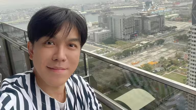 許志豪擁有深邃雙眼皮,屢遭友人質疑進廠維修。(圖/翻攝自許志豪臉書) 許志豪擁有深邃雙眼皮,屢遭友人質疑進廠維修。(圖/翻攝自許志豪臉書)