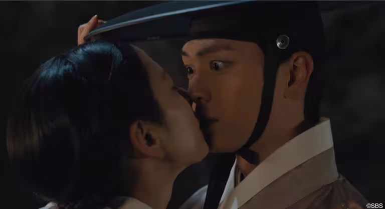 金知妍(左)在《鬼宮》第9集中主動親吻陸星材。(Hami Video提供) 金知妍(左)在《鬼宮》第9集中主動親吻陸星材。(Hami Video提供)