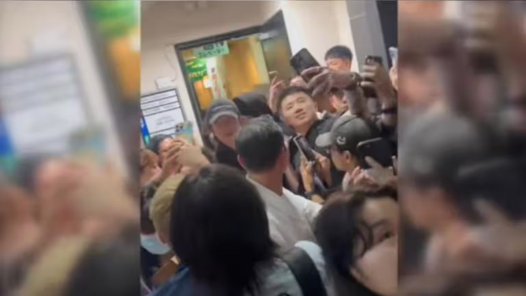 周杰倫現身日本引起大陸民眾追逐搶自拍。(圖/摘自微博) 周杰倫現身日本引起大陸民眾追逐搶自拍。(圖/摘自微博)