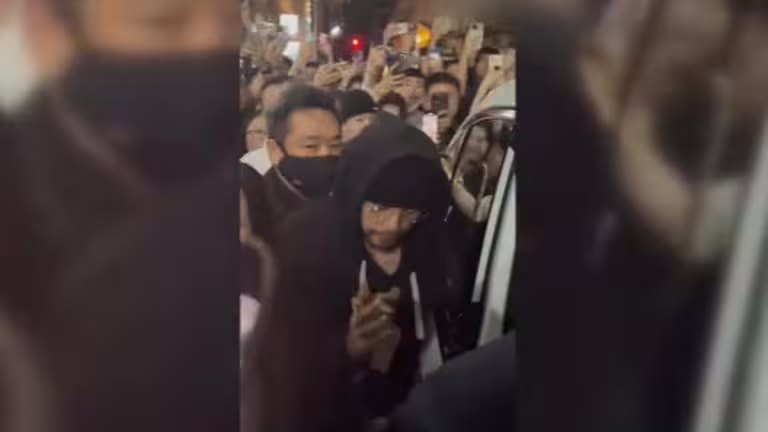 因為周杰倫的現身讓街道被擠得水洩不通拍。(圖/摘自微博) 因為周杰倫的現身讓街道被擠得水洩不通拍。(圖/摘自微博)