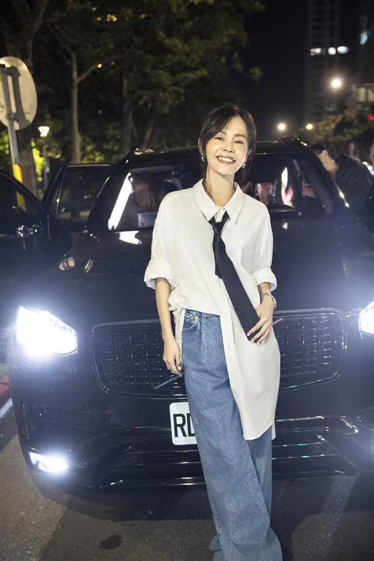 彭佳慧為新歌MV化身帥氣Uber司機,展現一流駕駛技術。(圖/索尼音樂提供) 彭佳慧為新歌MV化身帥氣Uber司機,展現一流駕駛技術。(圖/索尼音樂提供)