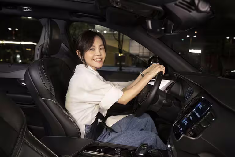 彭佳慧為新歌MV化身帥氣Uber司機,展現一流駕駛技術。(圖/索尼音樂提供) 彭佳慧為新歌MV化身帥氣Uber司機,展現一流駕駛技術。(圖/索尼音樂提供)