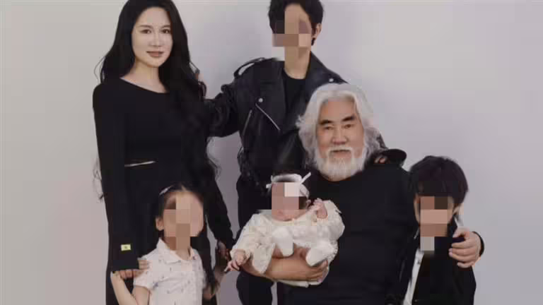 張紀中(中)曬出全家福反擊前妻指控。(圖/翻攝自張紀中微博) 張紀中(中)曬出全家福反擊前妻指控。(圖/翻攝自張紀中微博)