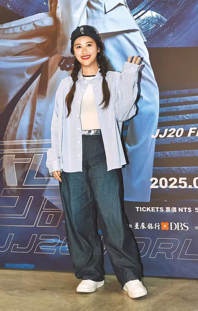 吳姍儒8日現身台北大巨蛋,觀賞林俊傑演唱會。(劉宗龍攝) 吳姍儒8日現身台北大巨蛋,觀賞林俊傑演唱會。(劉宗龍攝)