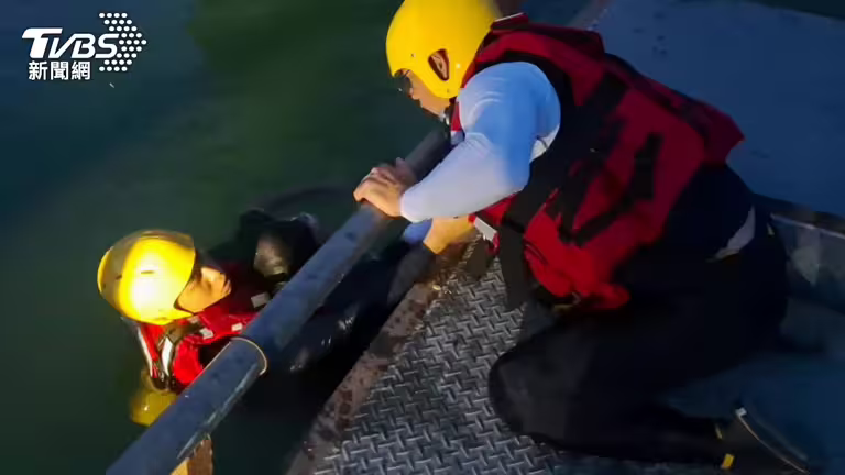 搜救過程中,救難人員搭乘竹筏沿岸搜尋,並派出潛水員進行水下搜救。(圖/TVBS) 搜救過程中,救難人員搭乘竹筏沿岸搜尋,並派出潛水員進行水下搜救。(圖/TVBS)