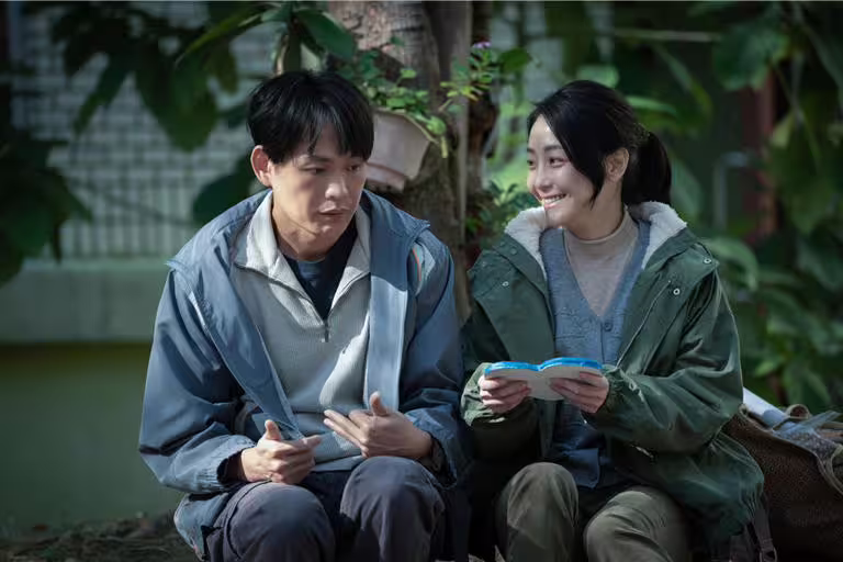 謝欣穎飾演的陳又茗去療養院探視丈夫羅自強。(CATCHPLAY+、公視、大慕可可提供) 謝欣穎飾演的陳又茗去療養院探視丈夫羅自強。(CATCHPLAY+、公視、大慕可可提供)