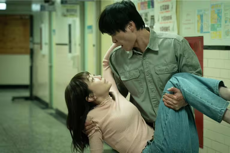 黃鐙輝飾演的羅自強對謝欣穎飾演的陳又茗關懷備至。(CATCHPLAY+、公視、大慕可可提供) 黃鐙輝飾演的羅自強對謝欣穎飾演的陳又茗關懷備至。(CATCHPLAY+、公視、大慕可可提供)