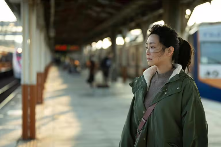 謝欣穎飾演的高政茗四處找尋失蹤的羅自強。(CATCHPLAY+、公視、大慕可可提供) 謝欣穎飾演的高政茗四處找尋失蹤的羅自強。(CATCHPLAY+、公視、大慕可可提供)