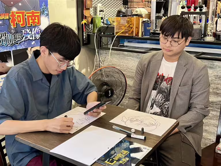 原畫師胡昱(左)、動畫製作進行林君豪曾參與《哆啦A夢》、《柯南》製作,25日當場作畫並與粉絲簽名互動。(楊靜茹攝) 原畫師胡昱(左)、動畫製作進行林君豪曾參與《哆啦A夢》、《柯南》製作,25日當場作畫並與粉絲簽名互動。(楊靜茹攝)