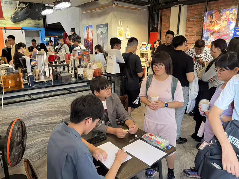 亞大師生曾參與《名偵探柯南》繪製角色表演,25日在南投戲院與粉絲簽名互動。(楊靜茹攝) 亞大師生曾參與《名偵探柯南》繪製角色表演,25日在南投戲院與粉絲簽名互動。(楊靜茹攝)
