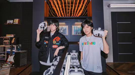 阿信和怪獸日前逛起MAYDAYLAND台北限定特展。(圖/相信音樂提供) 阿信和怪獸日前逛起MAYDAYLAND台北限定特展。(圖/相信音樂提供)
