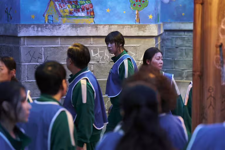 朴成焄飾演跨性別玩家「120號趙賢珠」獲讚。(圖/Netflix提供) 朴成焄飾演跨性別玩家「120號趙賢珠」獲讚。(圖/Netflix提供)