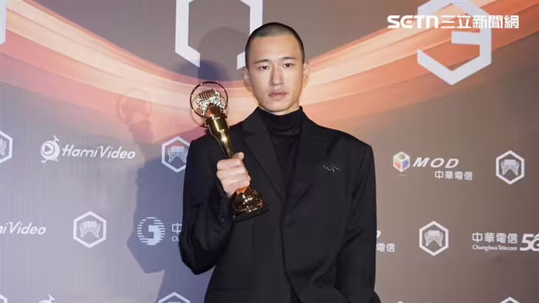 第36屆金曲新人someshiit山姆頭上的疤痕,是因為擔心腫瘤病變成癌症緊急切除留下的。(圖/記者鄭孟晃、趙于瑩攝影) 第36屆金曲新人someshiit山姆頭上的疤痕,是因為擔心腫瘤病變成癌症緊急切除留下的。(圖/記者鄭孟晃、趙于瑩攝影)