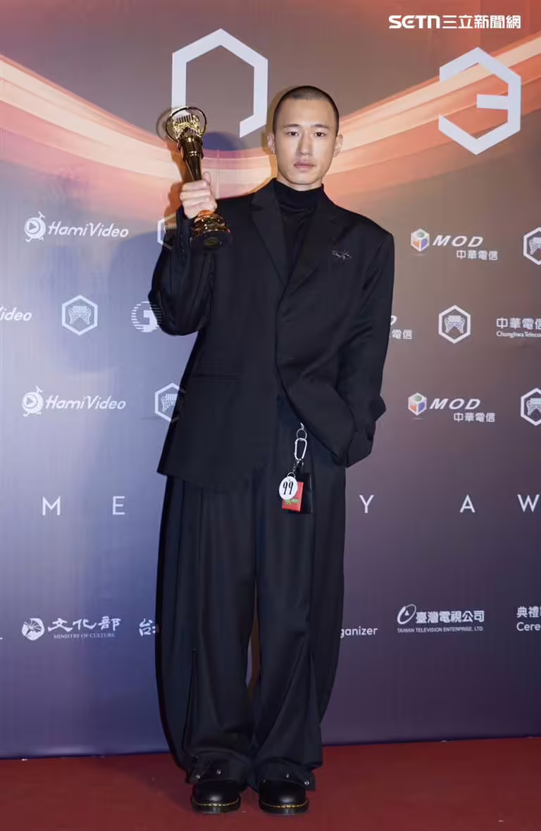 第36屆金曲新人someshiit山姆頭上的疤痕,是因為擔心腫瘤病變成癌症緊急切除留下的。(圖/記者鄭孟晃、趙于瑩攝影) 第36屆金曲新人someshiit山姆頭上的疤痕,是因為擔心腫瘤病變成癌症緊急切除留下的。(圖/記者鄭孟晃、趙于瑩攝影)