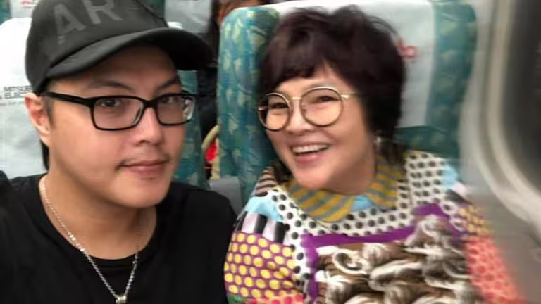 資深女星紀寶如（右）的兒子余彥鋒（左）再次涉毒被逮。（圖／翻攝自臉書）