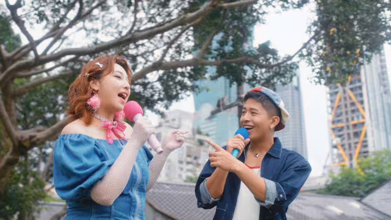 「HahaTai哈哈台」主持人蓋瑞在羅莎莎協助下，推出首支單曲〈我懂你的奇怪〉。（圖／哈哈台提供）