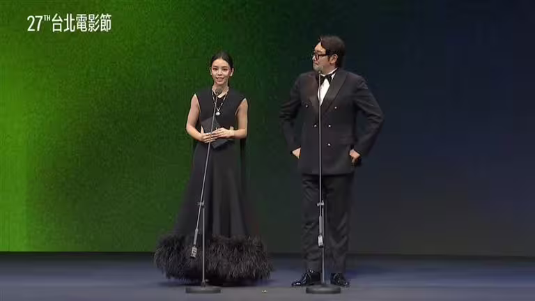 趙震雄搭檔宋芸樺頒獎。(圖/翻攝自台北電影節YouTube) 趙震雄搭檔宋芸樺頒獎。(圖/翻攝自台北電影節YouTube)