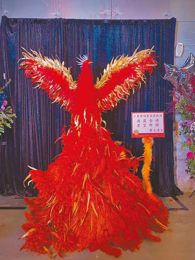 費玉清特地打造巨型鳳凰送給好友江蕙,祝賀她回歸歌壇。(許雅淳攝) 費玉清特地打造巨型鳳凰送給好友江蕙,祝賀她回歸歌壇。(許雅淳攝)
