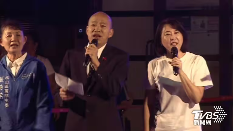 韓國瑜與王鴻薇高歌(圖/TVBS資料畫面) 韓國瑜與王鴻薇高歌(圖/TVBS資料畫面)