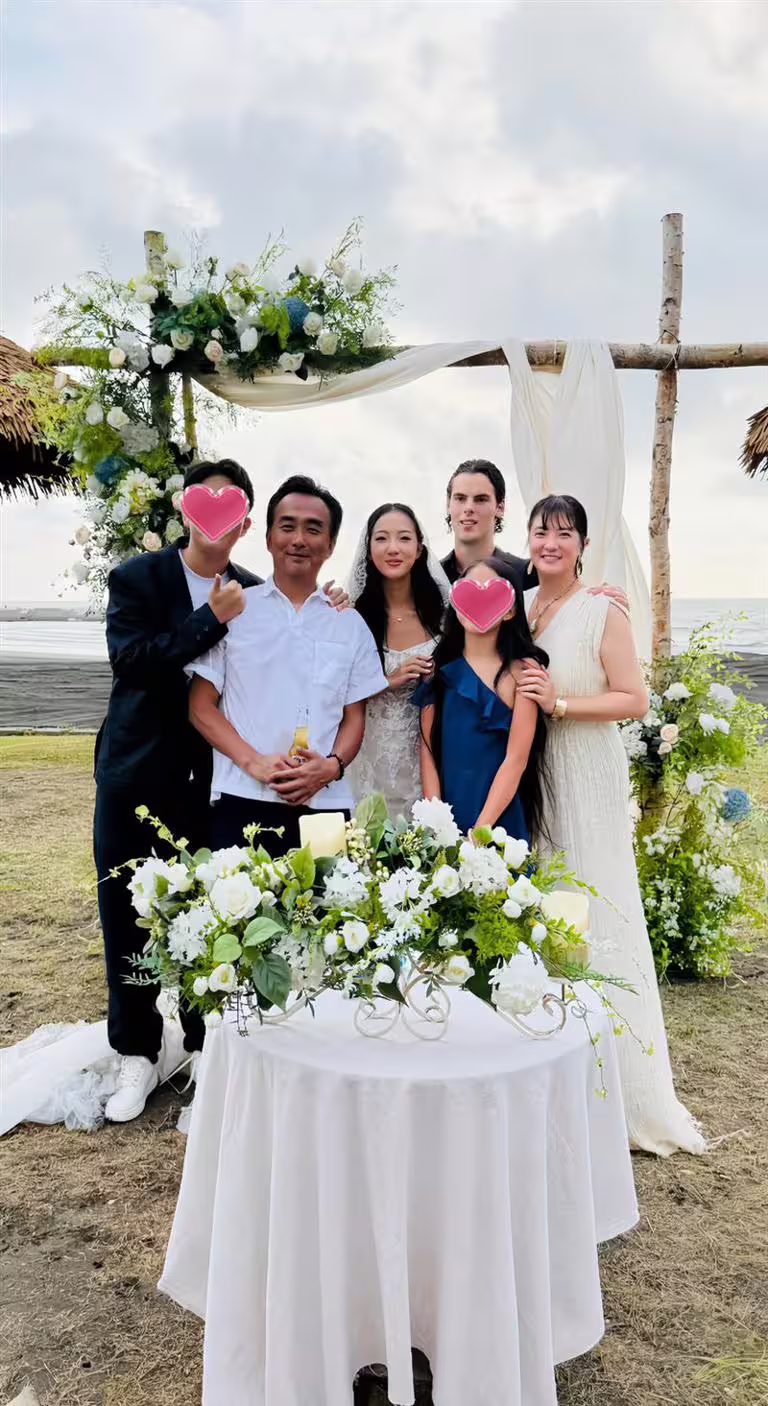 于小惠(右起)、蔡牧霏、蔡岳勳在婚禮上留下一家人合照。(圖/于小惠提供) 于小惠(右起)、蔡牧霏、蔡岳勳在婚禮上留下一家人合照。(圖/于小惠提供)