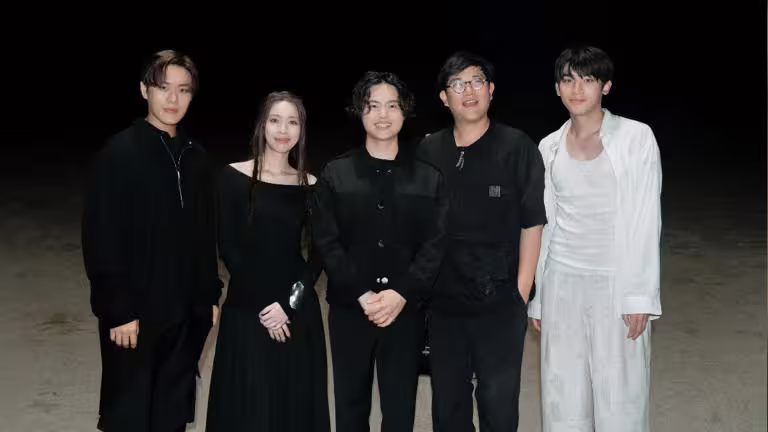 告五人〈黑夜狂奔〉MV由日本導演林響太朗(右二)執導,並邀來演員磯野駿英瑠出演。(圖/相信音樂提供) 告五人〈黑夜狂奔〉MV由日本導演林響太朗(右二)執導,並邀來演員磯野駿英瑠出演。(圖/相信音樂提供)